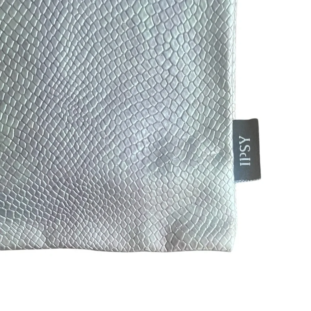 Ipsy cosmetic travel makeup bag pouch silver snake skin pattern zipper logo NWNT